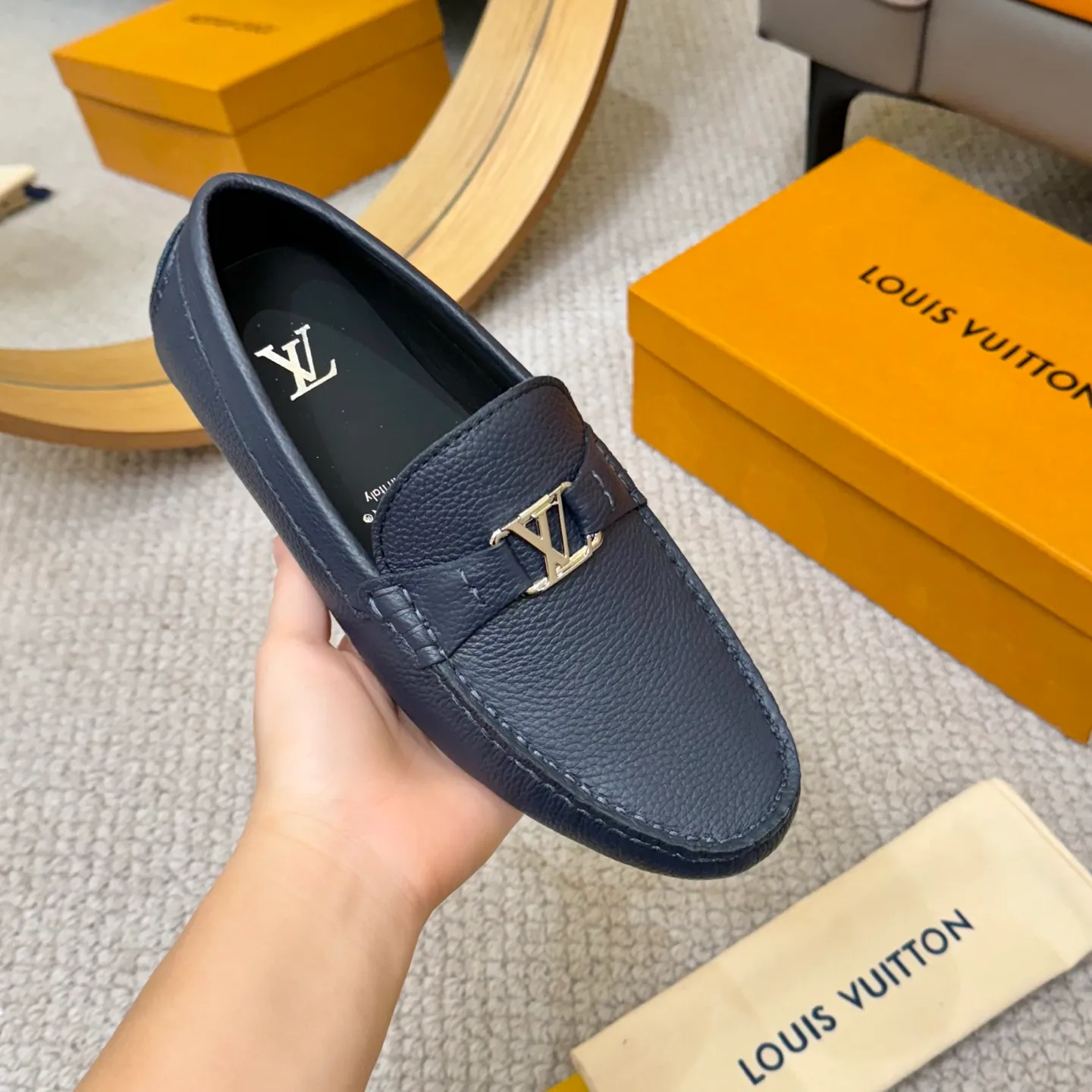 Men's men's shoes 💰420 (Yangli) LV 2⃣️0⃣️2⃣️5️⃣Spring and summer counter GLORIA series models ✈️Original factory special leather production, original last type. A classic driving slip-on casual shoe that shows an elegant style with exquisite craftsmanship details such as Monogram embossing all over the upper🌀Italian imported calfskin fabric Sheepskin foot pads➕Inside～Private mold replica sole Unique style Comfortable driving slip-on Size: 4-12 (38-46) Comes with [Counter packaging: original box, wrapping paper, card, instruction manual, shoehorn, cloth bag] No pressure to enter and leave the counter!